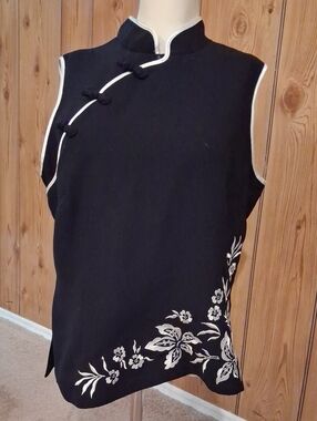 Black Sleeveless Mandarin Collar Tank with White Floral Embroidery Accents
